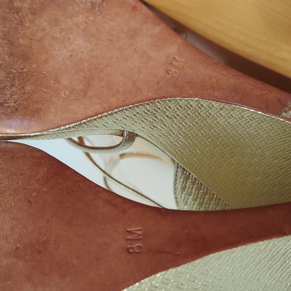 Badgley Mischka Soft Gold Embossed Pattern Leather Wedges Size 8 - Picture 15 of 16